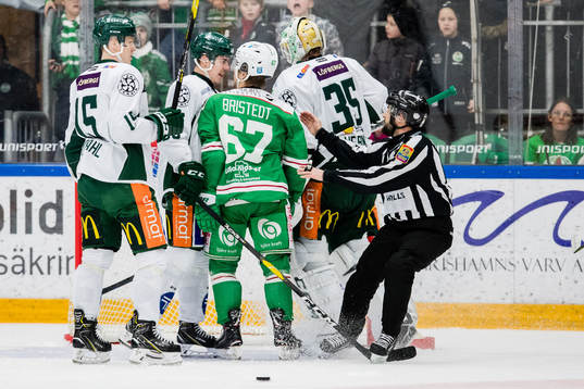 Rögles Leon Bristedt (ryggen mot kameran) i dispyt med