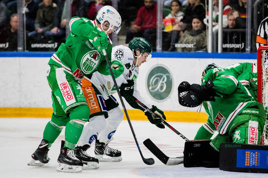 Färjestads Joakim Nygård försöker få in pucken bakom