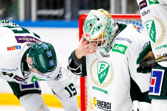 Färjestads målvakt Adam Werner  har ont