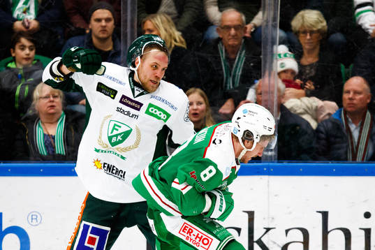 Färjestads Ilari Melart i bråk med Rögles Linus Sandin