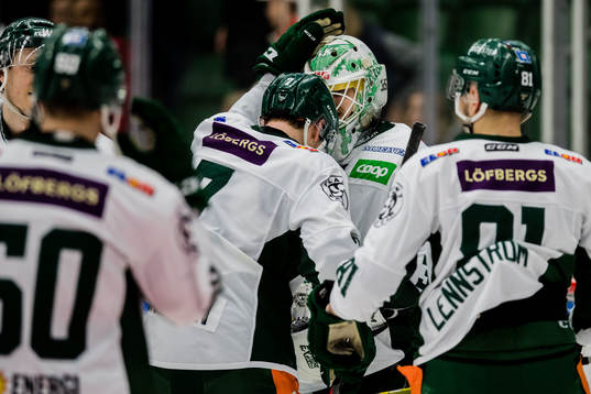 Färjestads målvakt Adam Werner  jublar