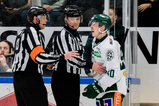 Domare Morgan Johansson och Färjestads Sebastian Erixon i
