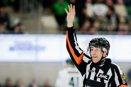 Domare Morgan Johanssonunder ishockeymatchen i SHL mellan