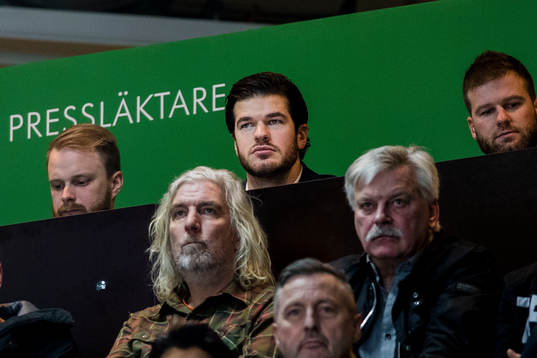 Rögles Eric Gelinas på läktaren