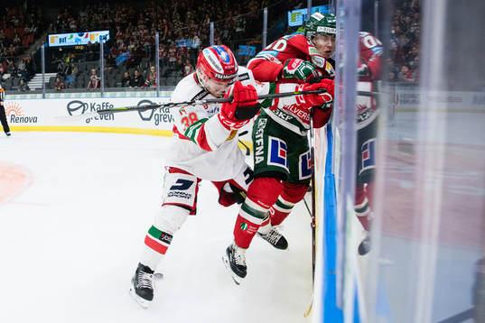 Moras Adam Masuhr tacklar Frölundas Joel Mustonen
