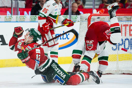 Frölundas Max Friberg tacklas av Moras Michael Keränen