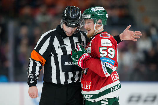 Domare Richard Magnusson pratar med Frölundas Simon