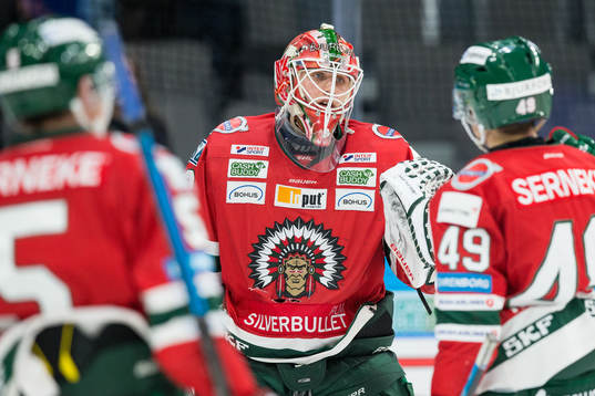 Frölundas målvakt Johan Mattsson jublar med lagkamrater