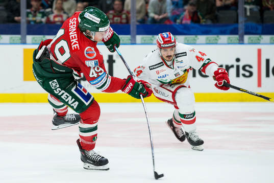 Frölundas Rhett Rakhshani skjuter ett skott