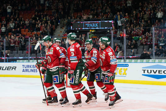 Frölundas Max Friberg jublar med lagkamrater