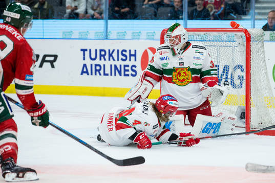 Frölundas Rhett Rakhshani skjuter 3-1 bakom Moras målvakt