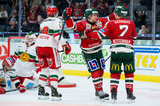 Frölundas Rhett Rakhshani jublar ihop med Frölundas