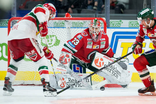 Frölundas målvakt Johan Mattsson med en räddning