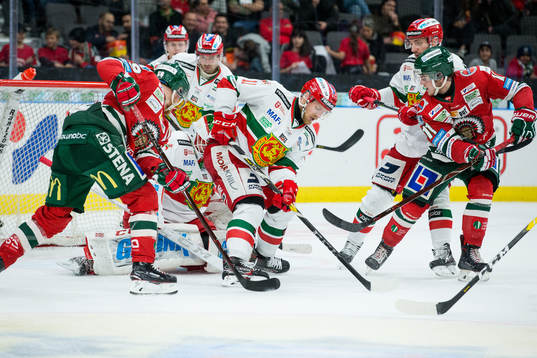 Frölundas Samuel Fagemo skjuter 1-0 bakom Moras målvakt