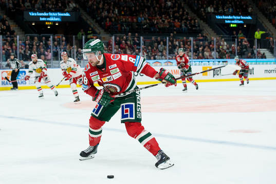 Frölundas Viktor Ekbom laddar för skott