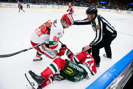 Moras Ryan Johnston och Frölundas Linus Nässén som