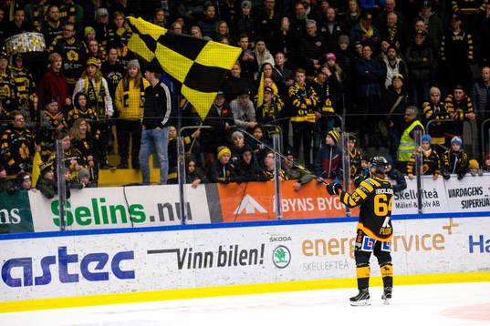 Skellefteås Jonathan Pudas hejar på publiken