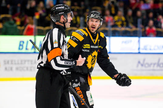 Skellefteås Jimmie Ericsson pratar med domare Linus Öhlund