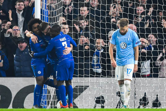 Olivier Giroud celebrates with Willian and N'Golo Kante of