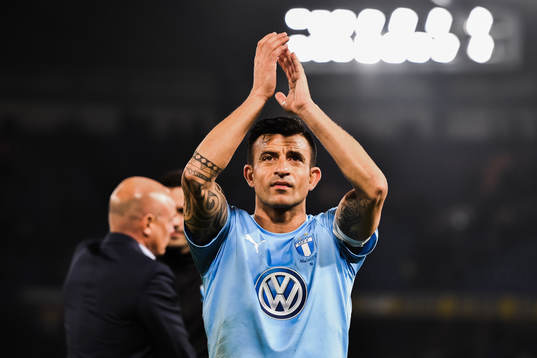 Behrang Safari of Malmö FF thanks the supporters