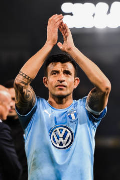 Behrang Safari of Malmö FF thanks the supporters