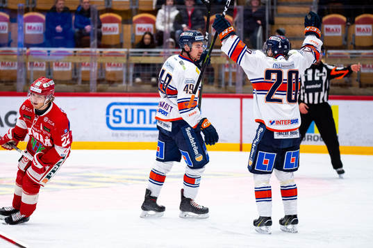 Växjös David Bernhardt och Jakob Heljemo jublar