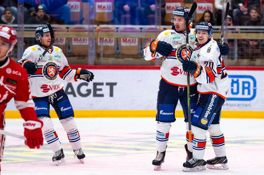 Växjös David Bernhardt och Jakob Heljemo jublar