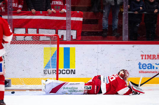 Timrås målvakt Niklas Svedberg släpper in 0-2
