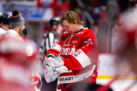 Timrås målvakt Victor Brattström byts in