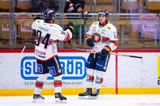 Växjös Joel Persson och Dominik Bokk jublar