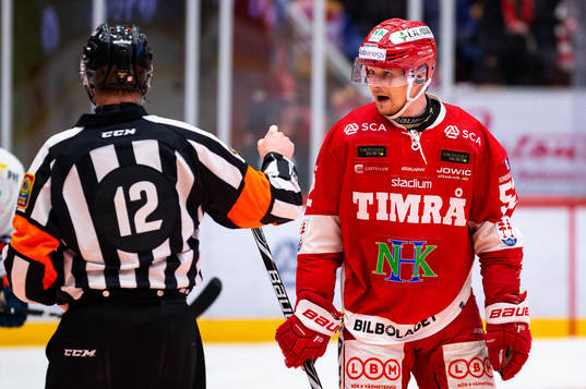 Timrås Johannes Salmonsson diskuterar med domaren