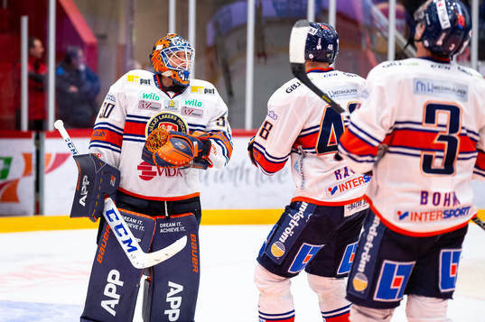 Växjös målvakt Viktor Fasth jublar