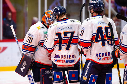 Växjös målvakt Viktor Fasth och Jonas Röndbjerg jublar