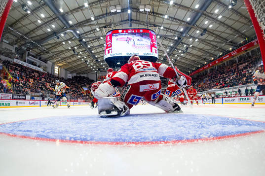 Växjös Kris Versteeg gör 0-2 bakom Timrås målvakt