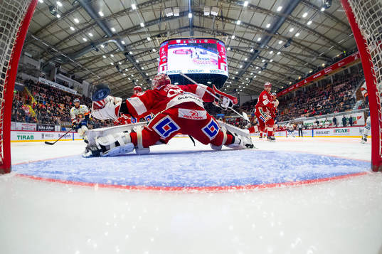 Växjös Kris Versteeg gör 0-2 bakom Timrås målvakt