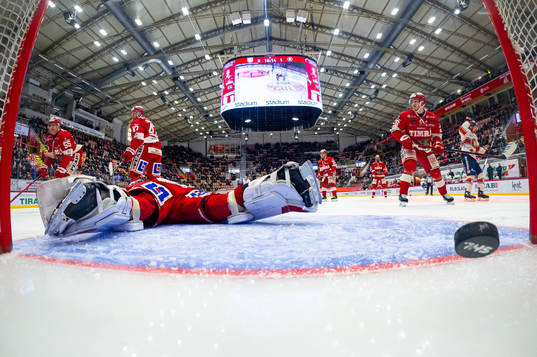 Växjös Kris Versteeg gör 0-2 bakom Timrås målvakt