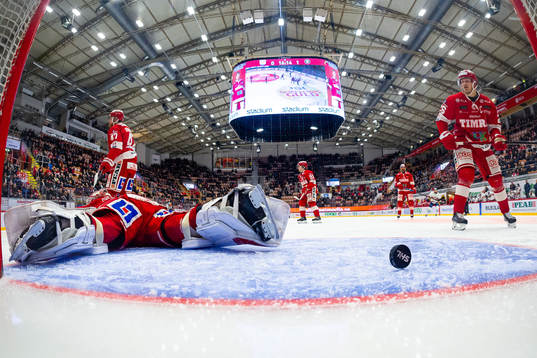 Växjös Kris Versteeg gör 0-2 bakom Timrås målvakt