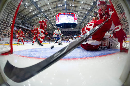 Timrås Rickard Palmberg och målvakt Niklas Svedberg