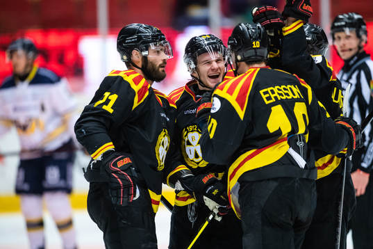 Brynäs Robert Kousal och Adrian Elefalk jublar med Marcus