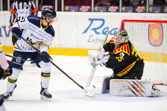 s Isac Brännström oroar framför Brynäs målvakt David