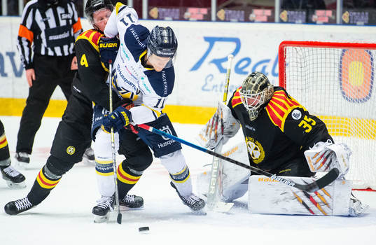 s Simon Önerud oroar framför Brynäs målvakt David Rautio