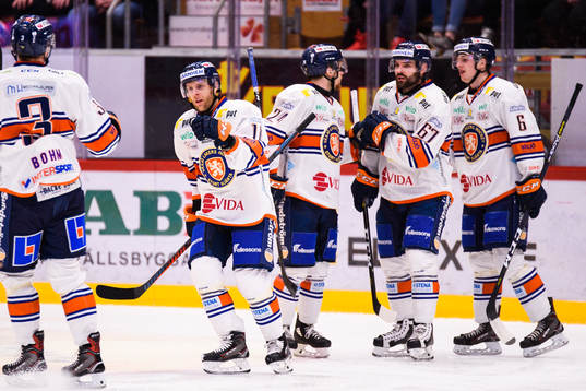 Växjös Kris Versteeg jublar med lagkamrater