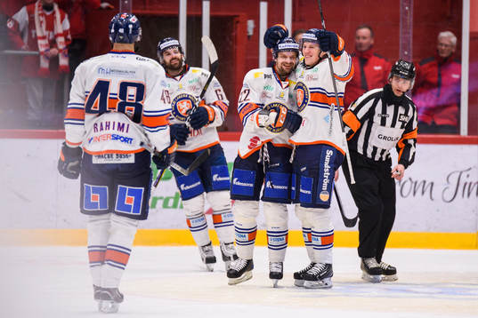 Växjös Janne Pesonen jublar med lagkamrater