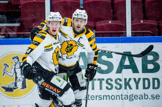 Skellefteås Jonathan Pudas och Oscar Möller jublar