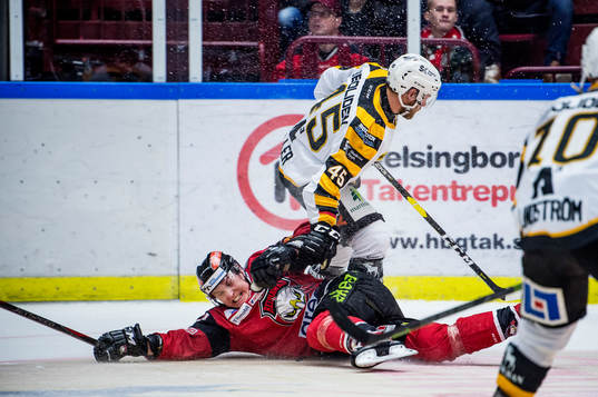Malmö Redhawks Fredrik Händemark på isen nedanför
