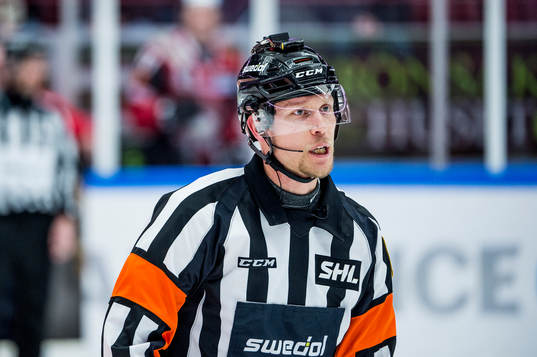 Domaren Andreas Harnebring med hjälmkamera