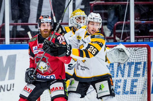 Malmö Redhawks Jens Olsson i kamp mot Skellefteås Patrik
