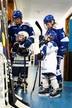 Leksands Emma Lind och Hanna Lindqvist och matchens knattar