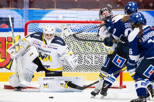 s målvakt Alba Gonzalo och HV71:s Rosa Lindstedt och