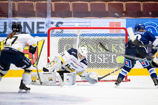 s målvakt Alba Gonzalo och HV71:s Jessica Healey och